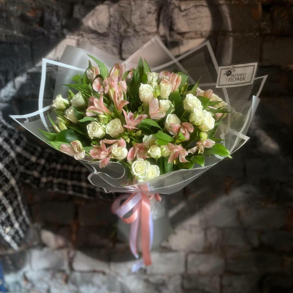 Букет из альстромерий и кустовых роз 