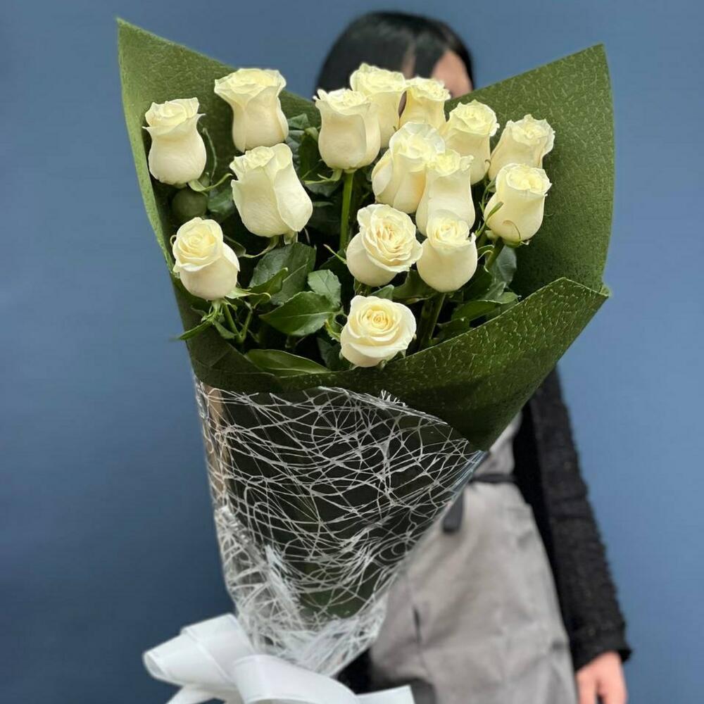 15 ароматных белых роз Мондиаль